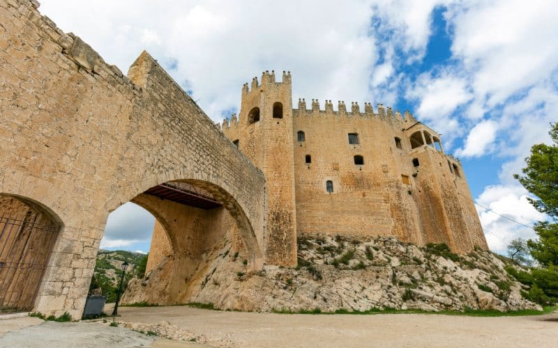 Entrada y arcos de acceso entre zonas del castillo de Vélez-Blanco