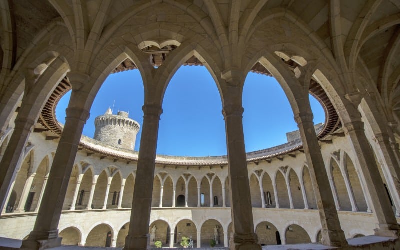 La galería superior del castillo de Bellver desde dentro