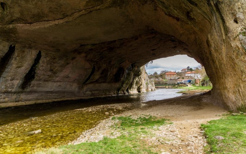 Interior del arco de Puentedey