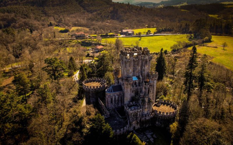 Castillo de Butrón y alrededores ajardinados