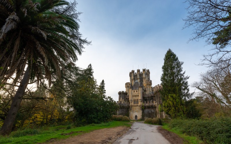 Entrada al castillo con palmeras
