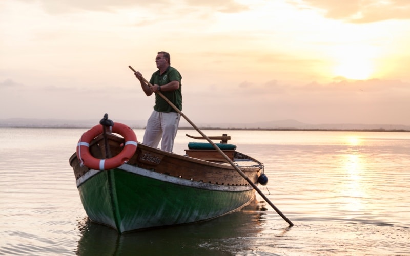 Barco usando la técnica de la perxa