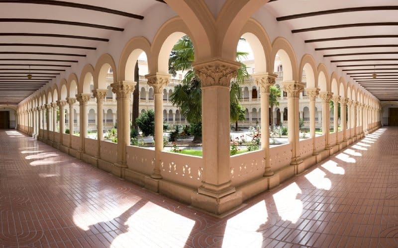 Claustro del Colegio Niña María