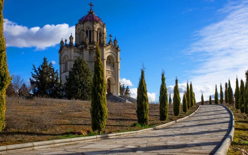 Panteón de la Duquesa del Sevillano o de la Condesa de la Vega del Pozo en Guadalajara otoño