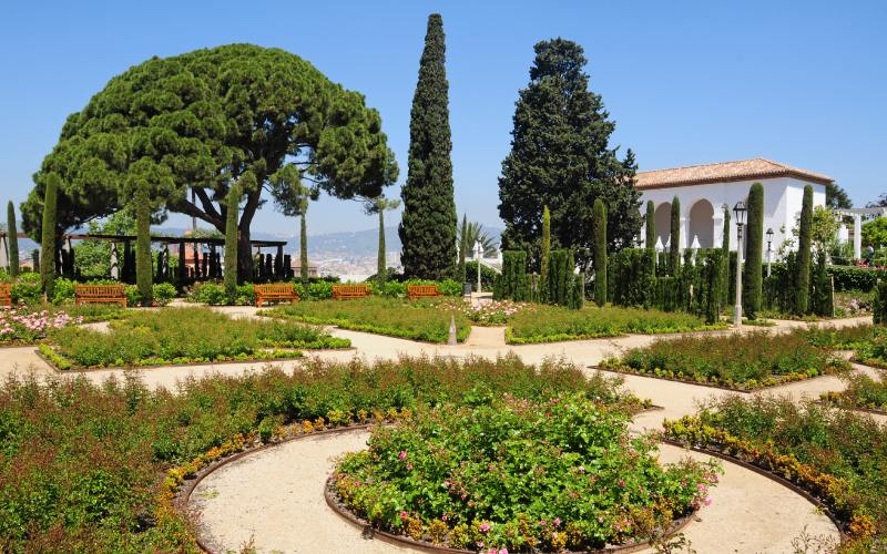 Los juegos geométricos dominan el jardín del Teatro Grec