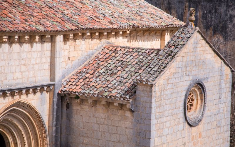 Detalle de la cubierta y de la puerta de entrada de San Bartolomé de Ucero