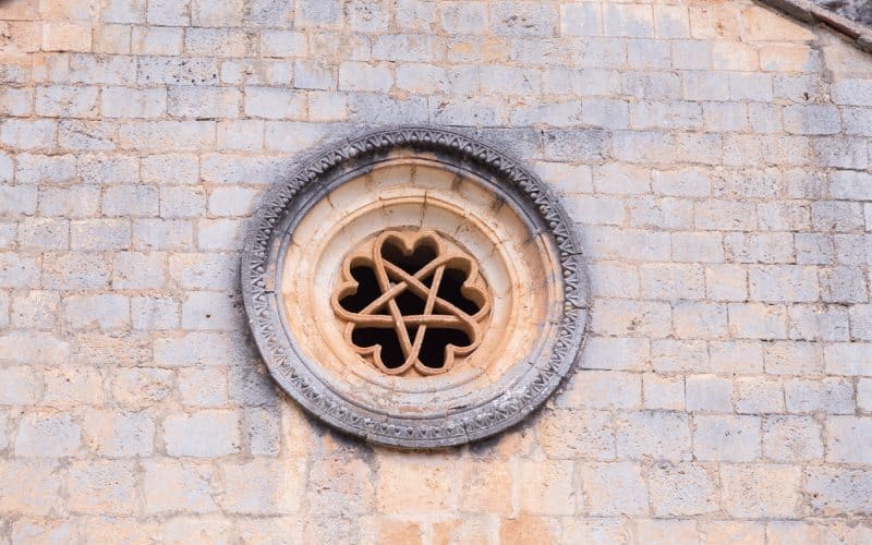 Rosetón de corazones entrelazadosde la puerta de entrada de San Bartolomé de Ucero