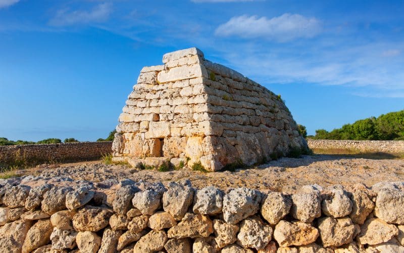 La fachada frontal de la Naveta des Tudons