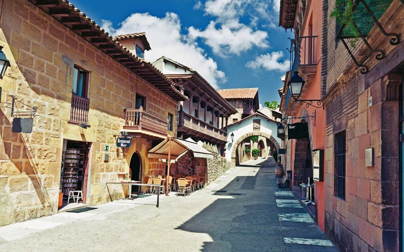 Arquetipos urbanísticos de las calles en el Pueblo Español de Barcelona