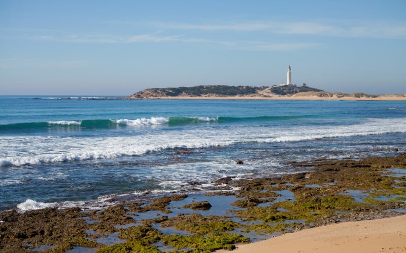 Vista del Cabo de Trafalgar desde una de sus playas