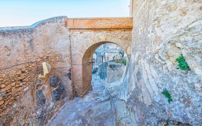 Pasadizo empedrado del castillo de Alicante