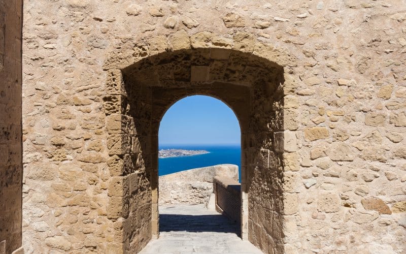 Una de las puertas del castillo