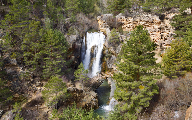 Cascada de Calomarde y su rampa de acceso