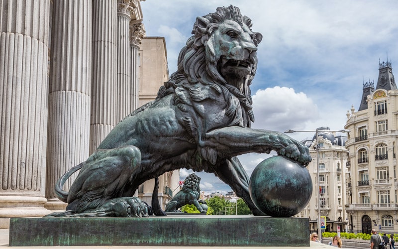Los leones del Congreso de los Diputados presidiendo la entrada