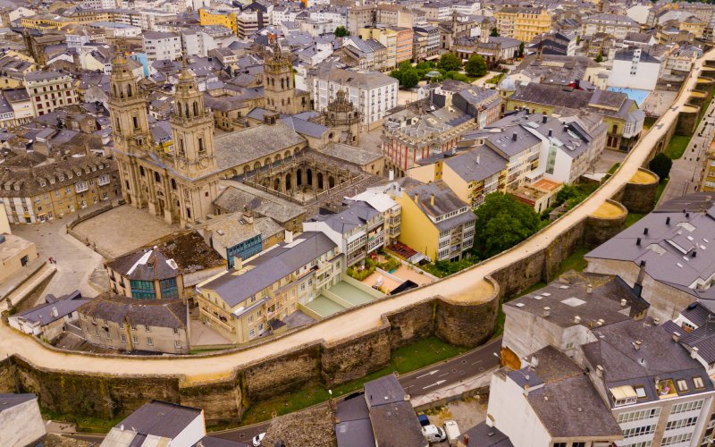 La muralla de Lugo une a las dos ciudades