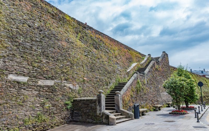 Escaleras de acceso a la muralla de Lugo