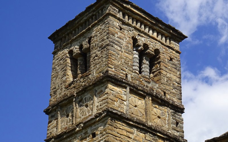 Detalle de la torre de San Bartolomé de Gavín