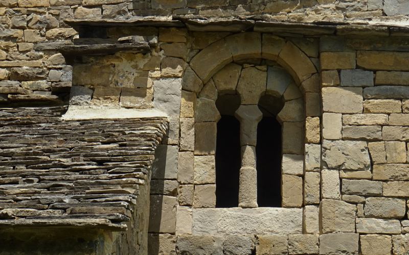Ventana bífora de Santa Eulalia de Susín Iglesias Serrablo