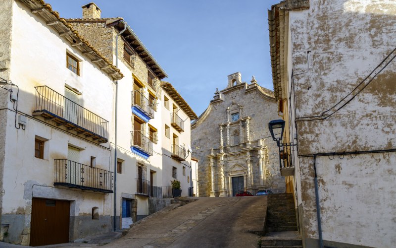 Fachada principal de la iglesia de Ares