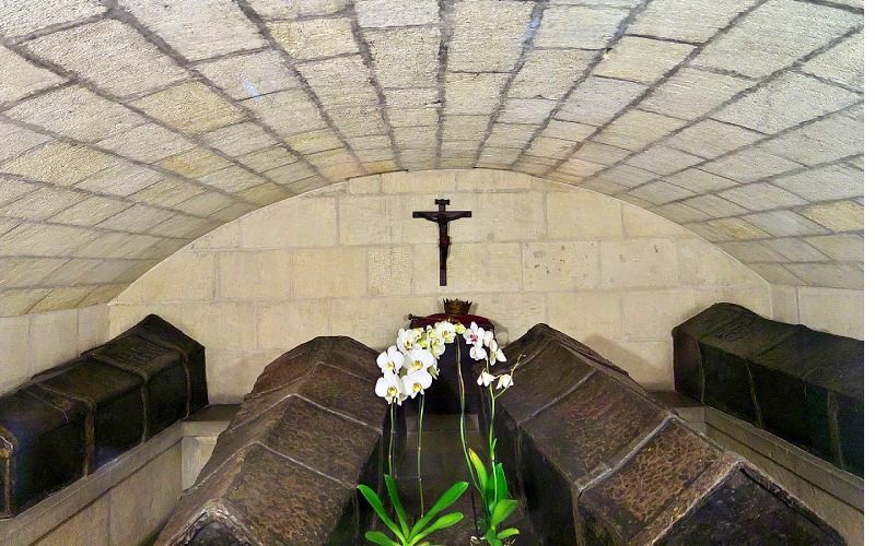Féretros de los Reyes Católicos en la Capilla Real de Granada