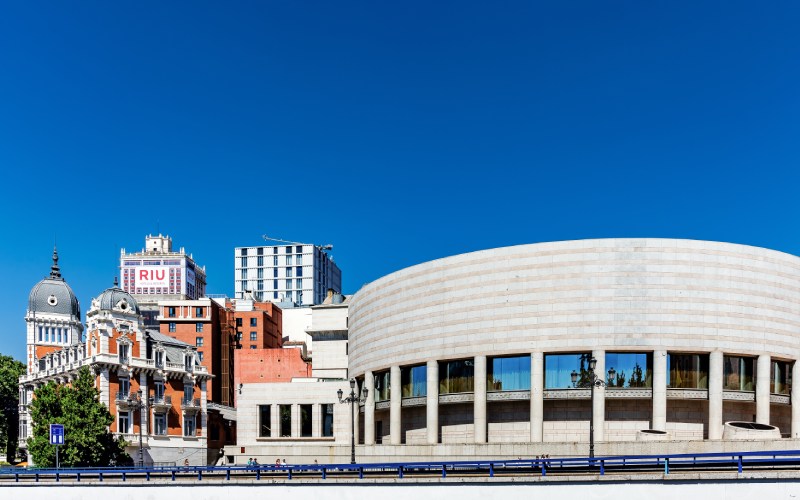Edifico nuevo del Senado, a la derecha