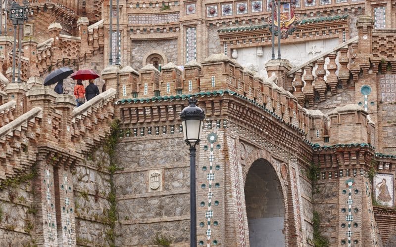 El estilo neo-mudéjar está presente en toda la Escalinata de Teruel