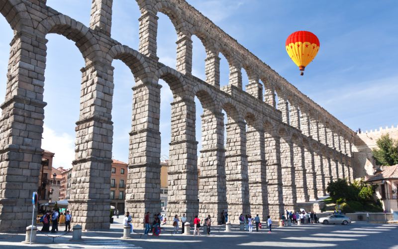 Globo sobre el acueducto de segovia