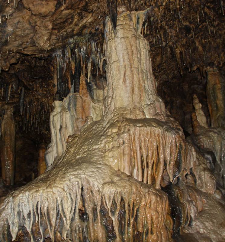 Cascada en la cueva de los Enebralejos