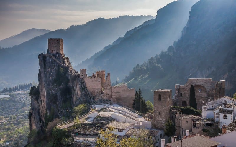 Vista del Castillo de La Iruela con las montañas de fondo