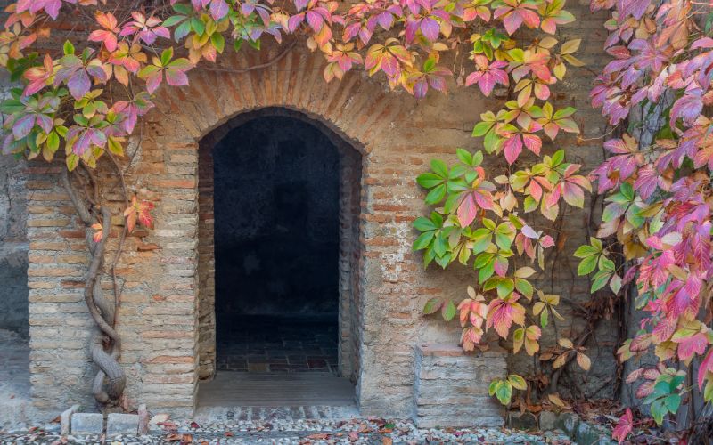 Puerta de acceso a los baños árabes El Bañuelo, próximos a la Alhambra, en Granada.