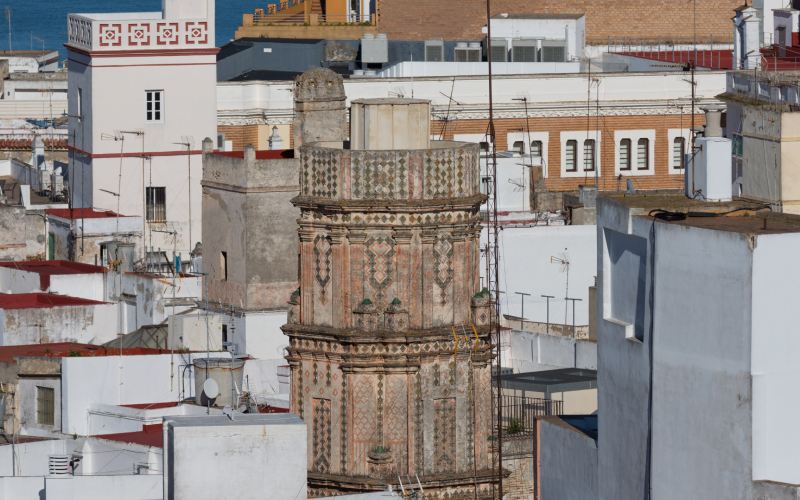 Detalle de La Bella Escondida, surgiendo entre los tejados de la ciudad de Cádiz