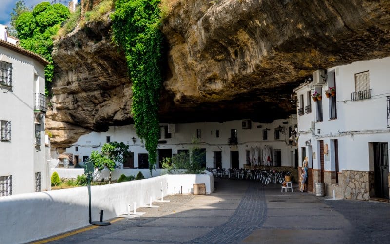 Casas de Setenil de las Bodegas, edificadas en simbiosis con la geología de la zona