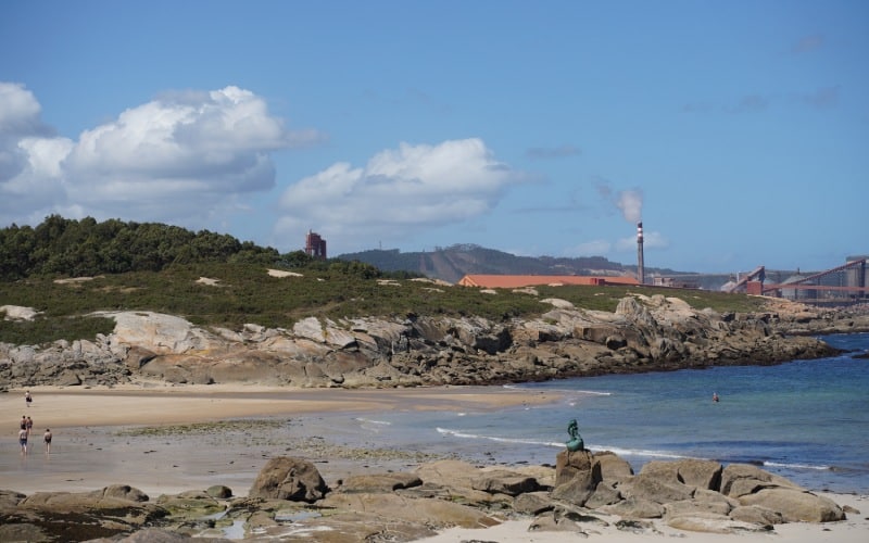 Estatua de la Maruxaina en la playa de San Cibrao