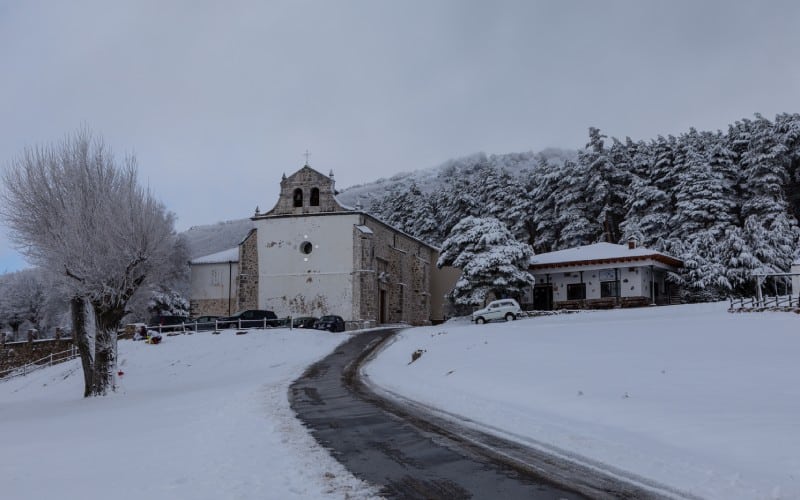 La ermita de Hontanares está en medio de un bosque de robles a casi 1.500 metros de altura
