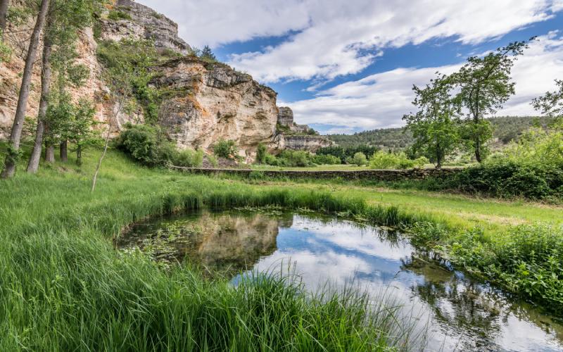 El nacimiento del río Aguisejo permite conocer los pueblos rojos y negros de Segovia