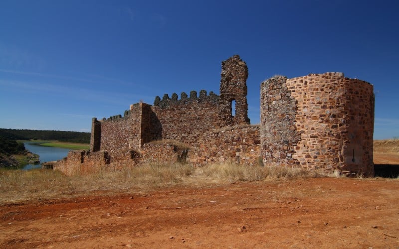 El castillo de Castrotorafe con el río Esla al fondo