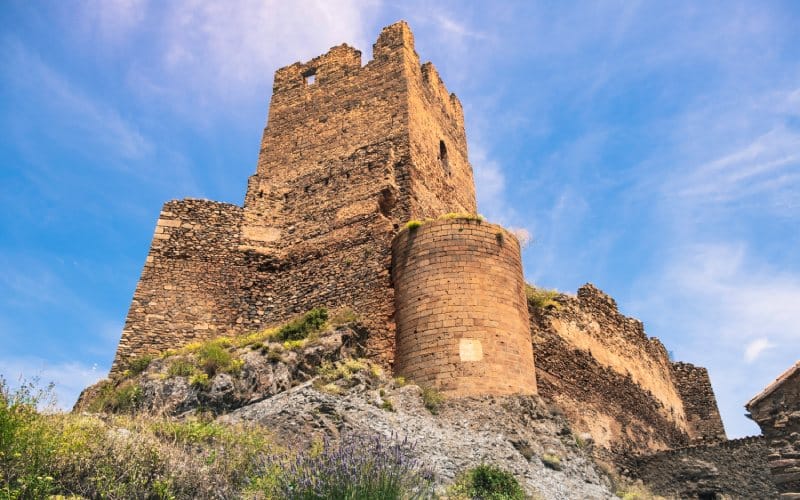 El castillo de Vozmediano sobre varios peñascos