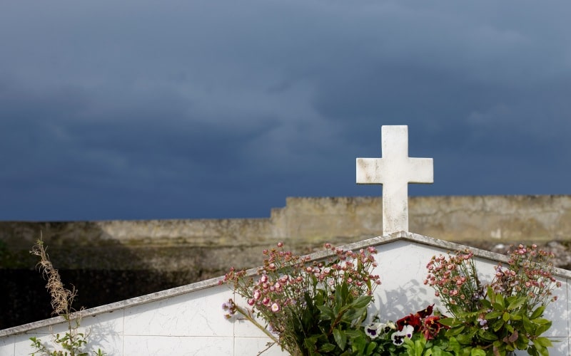 Cruz en el cementerio de San Martín de Lastra