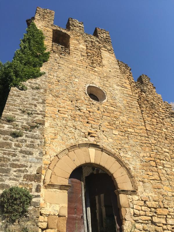 Vista desde abajo de las ruinas Iglesia de San Fructuoso en Aramunt.