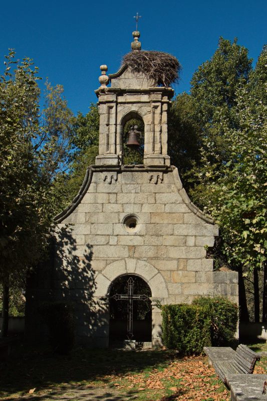 Vista frontal de la espadaña de la Iglesia de Ribadelago