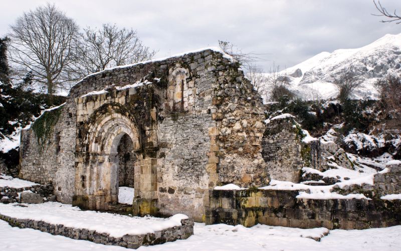 Ruinas nevadas de la Iglesia de San pedro de Plecín en Alles