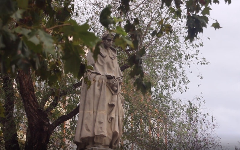 Escultura de Tirso de Molina en Madrid