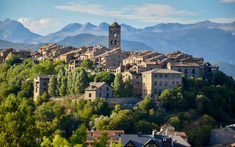 Vista panorámica de Ainsa, con la torre de la iglesia surgiendo entre los tejados