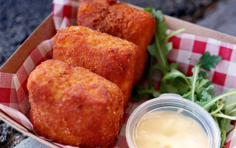 Croquetas al cabrales con alioli