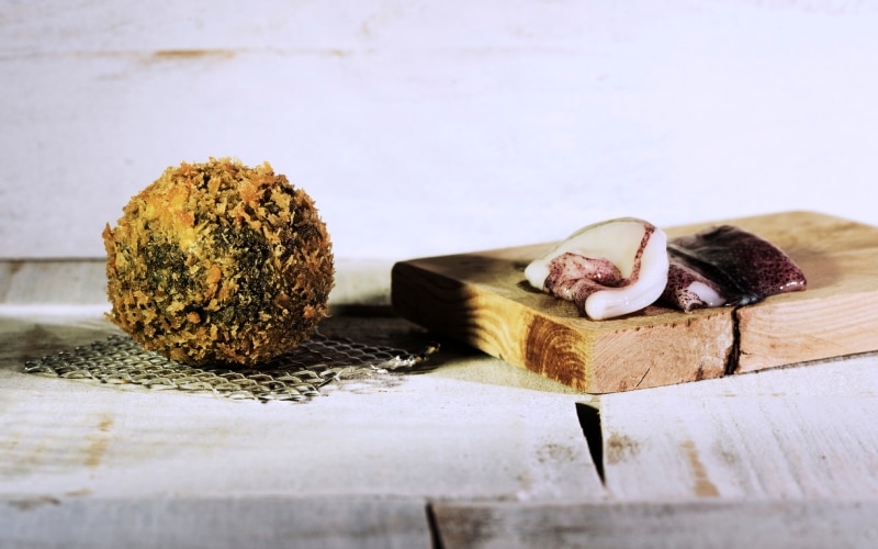 Croquetas de chipirones en su tinta
