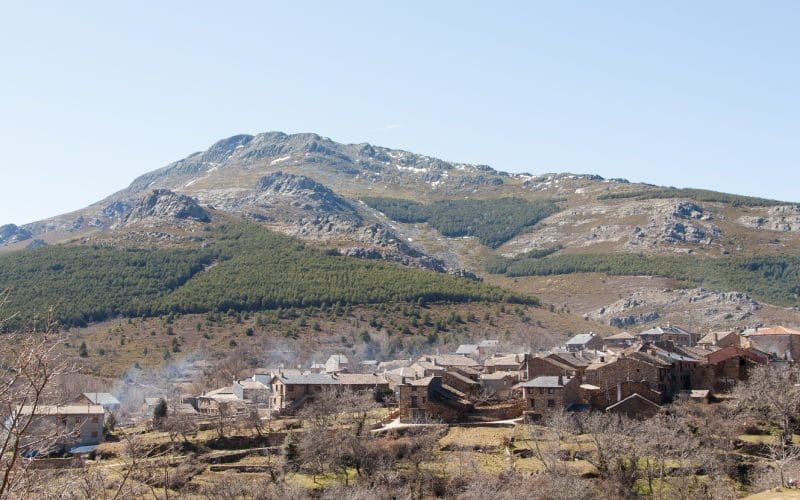 Valverde de los Arroyos con el Pico Ocejón al fondo.