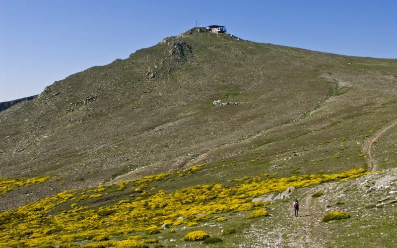 La cima del Pico del Lobo con una construcción en su cima