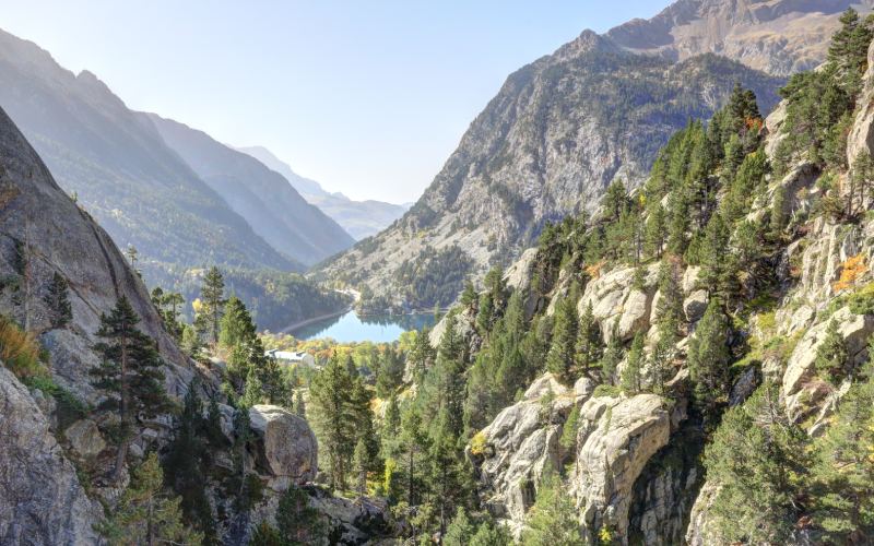 Zona montañosa con los Baños de Panticosa al fondo