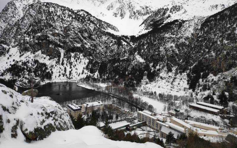 Vista de los Baños de Panticosa nevados