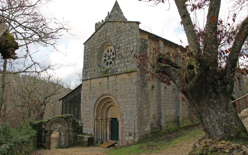 Imagen de la fachada del monasterio, adornado por el rosetón